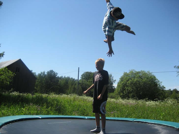 studsmattan står på ett fält fult med bränn-n�. Foto: random. Åkare: jaaaag ( luften ) .