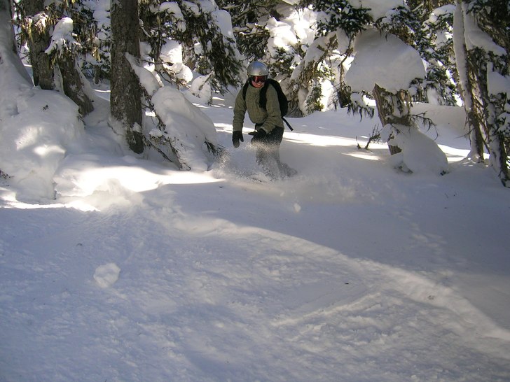 Skönt puder på Blackcomb och Amelie surfar!. Foto: Frida Lundin. Åkare: Amelie Johnsson.
