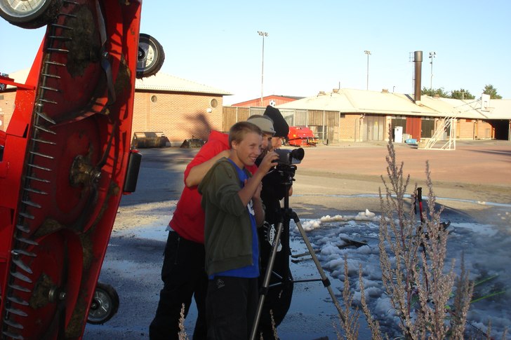 Det är kul att filma! Dennis, mackan o jonte.. Foto: Erik Lindhe.