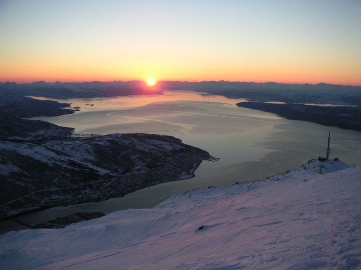 Solnergång i narvik från kamen som går ner i m�. Foto: Henning Holmberg.