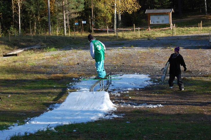 Langar lite på en stång. Foto: Robin Sweed. Åkare: Erik Peeh.