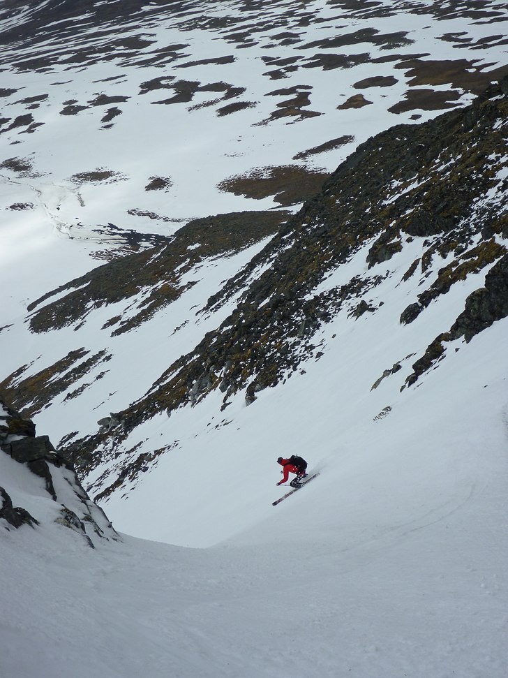 En bit in i Tempelrännan. Ofta fin snö i maj och. Foto: Kristoffer Kumar Lidvall.
