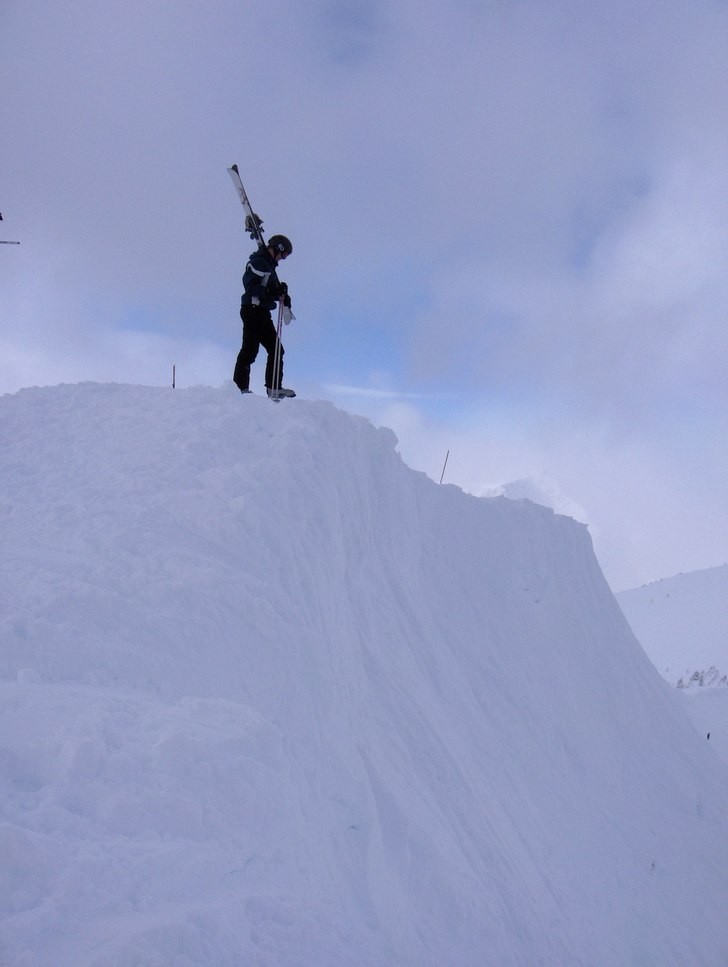Lite småhiking inför en mycket skön repa, bara . Foto: Peter Elofson. Åkare: Eric Gillberg.