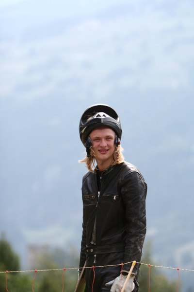 Mitt under jäktandet på VM i downhillskateboard . Foto: Nino Zeke / Brizzmobile. Åkare: Jesper Edvinsson.