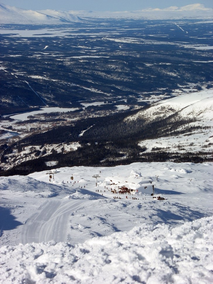 Olympiagondolens bergstation från Skutans topp.
. Foto: Fredrik Billig.