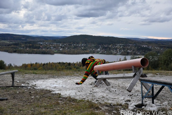 Kalle lyckas med sitt rail försök ;p. Foto: Dino Vulic. Åkare: Kalle Karlström.
