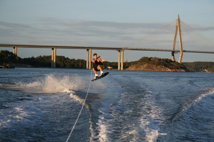 First time om a wakboard. Foto: Joakim Bratt. Åkare: Adam berg Luther.