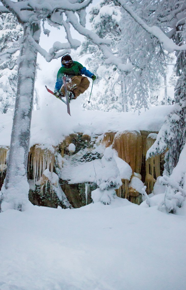 Vi letade spots på baksidan i pissdåligt ljus oc. Foto: Emrik Jansson. Åkare: Max Joners.