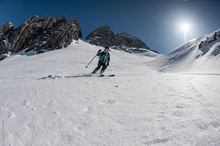 Matte drar en repa nedför baksidan av Valluga.. Foto: Fredrik Wikfeldt. Åkare: Mathias Ekwing.