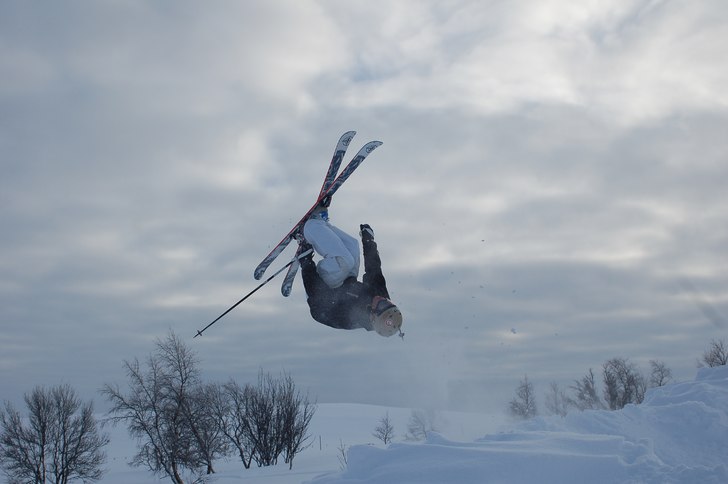 Vi fixa upp en kicker ut i pudern och hoppade loss. Foto: Eric Svenhage. Åkare: Sebastian Bull.