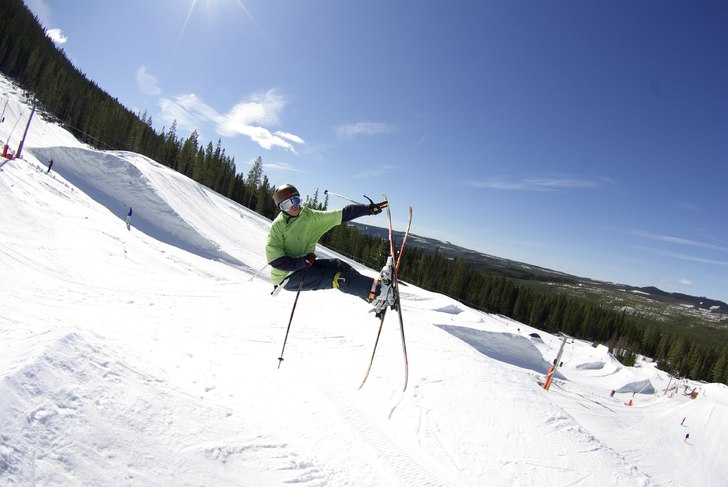 sw cork 5 shooting the ski and look hard as hell!. Foto: a bear. Åkare: Maximilliam Smith.