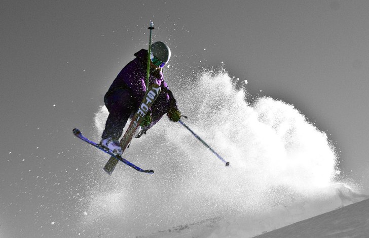 Liten kicker precis över skogen i Zermatt. Foto: Adam Jonsson. Åkare: Robin Ljungqwist.