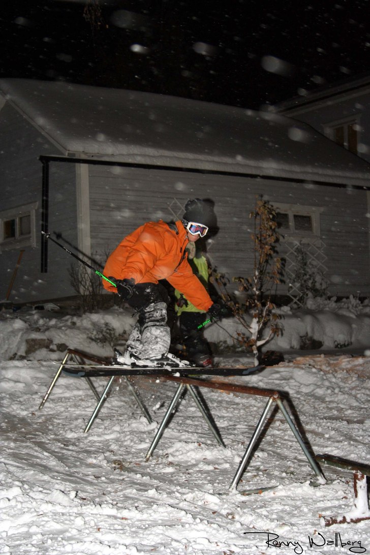 Dubbel railning hos Adam. Man ser lite av de andra. Foto: Ronny Wallberg. Åkare: Adam Persson.