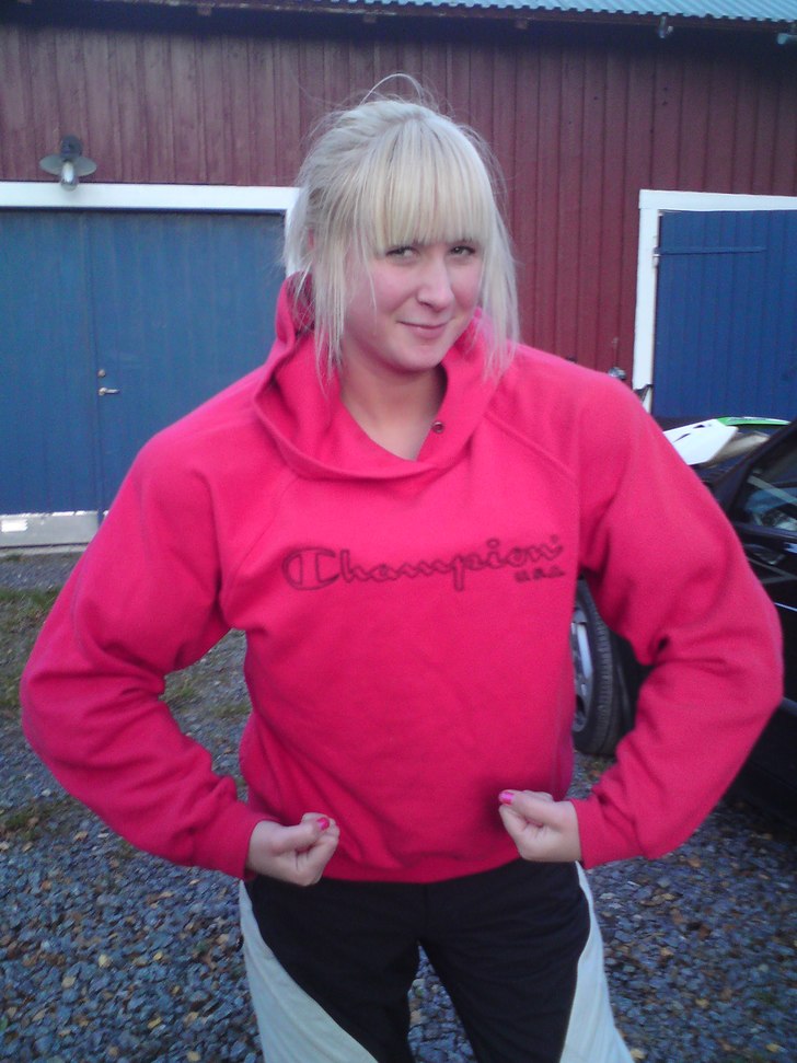 en  dag ute med crossen :)   man ser  sjukt  het  . Foto: sara Robertsson. Åkare: mia bergner.