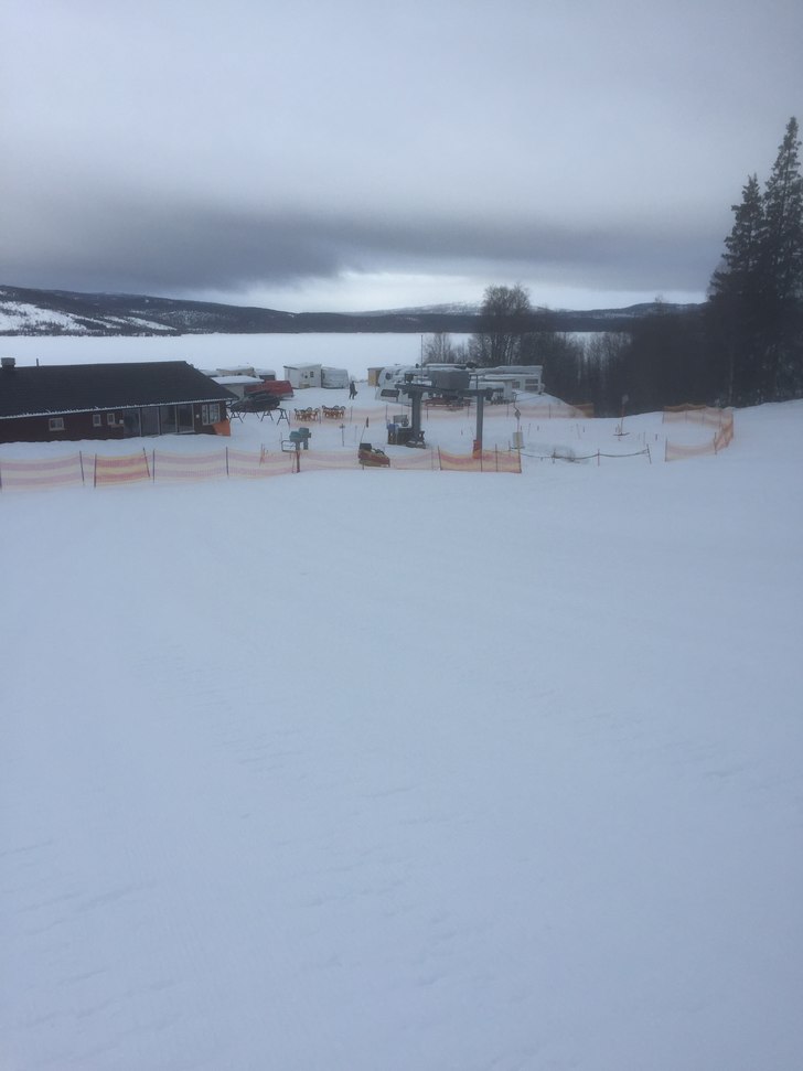 Sola er nok bak skyene????????
Litt overskyet idag.