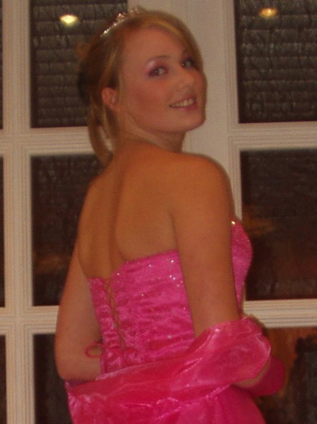 Min syster skulle sälja sin balklänning så fick. Foto: Syster.