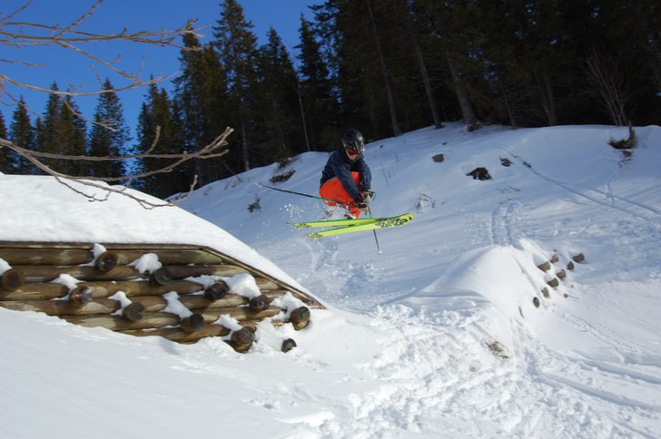 Hoppar i bäcken. Foto: Malin blomqvist. Åkare: Emil Albano.