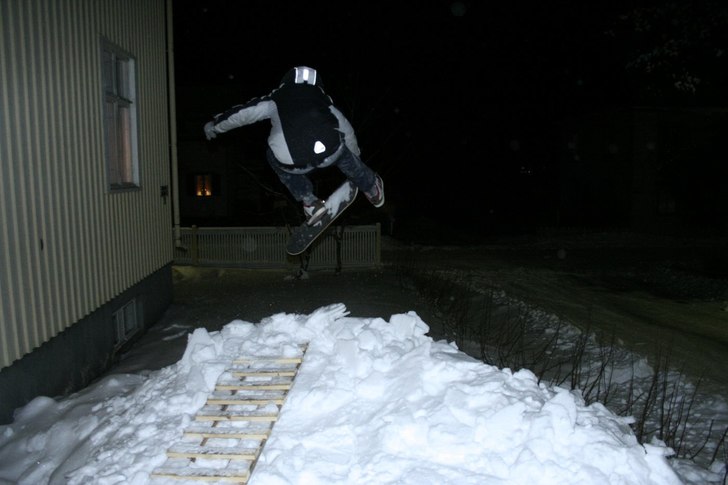 leker me snowskaten på ett hemmabygge på vickes . Foto: vicke. Åkare: sam, (jag).