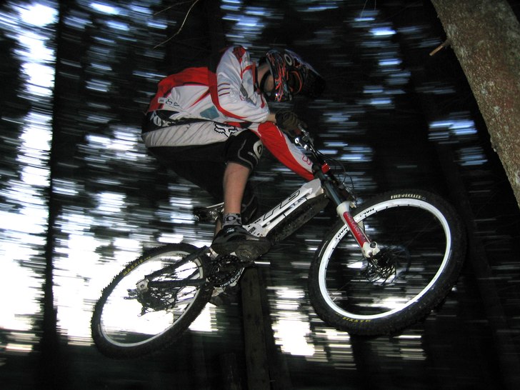 Jon luftar racebiken på sköna dubblar i norsesun. Foto: Eric Westling. Åkare: Jon Lindgren.