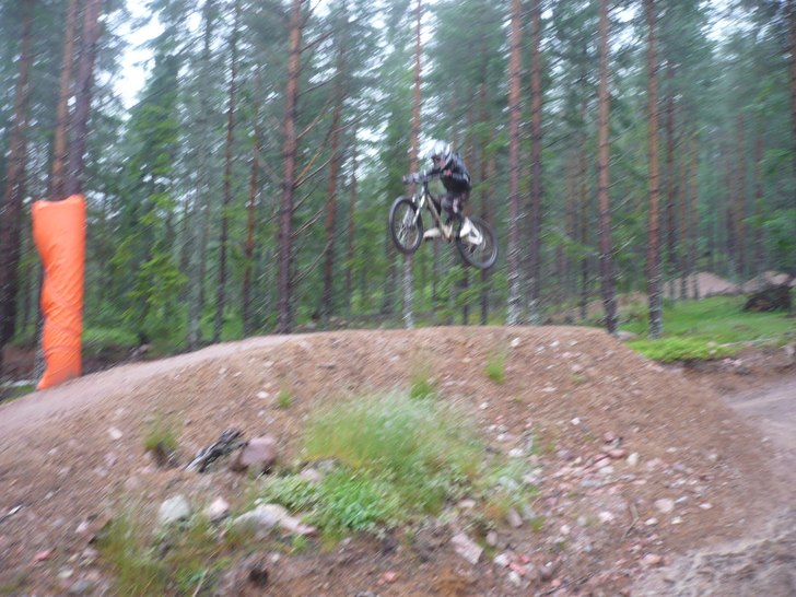 jag hoppar i magic carpet:). Foto: pappa. Åkare: jag.