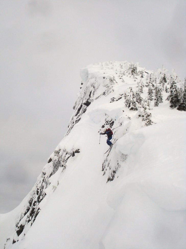 Jonas droppar in pa ett grymt face ner i bowlen, n. Foto: Fredrik Nordqvist. Åkare: Jonas Fjellgren.