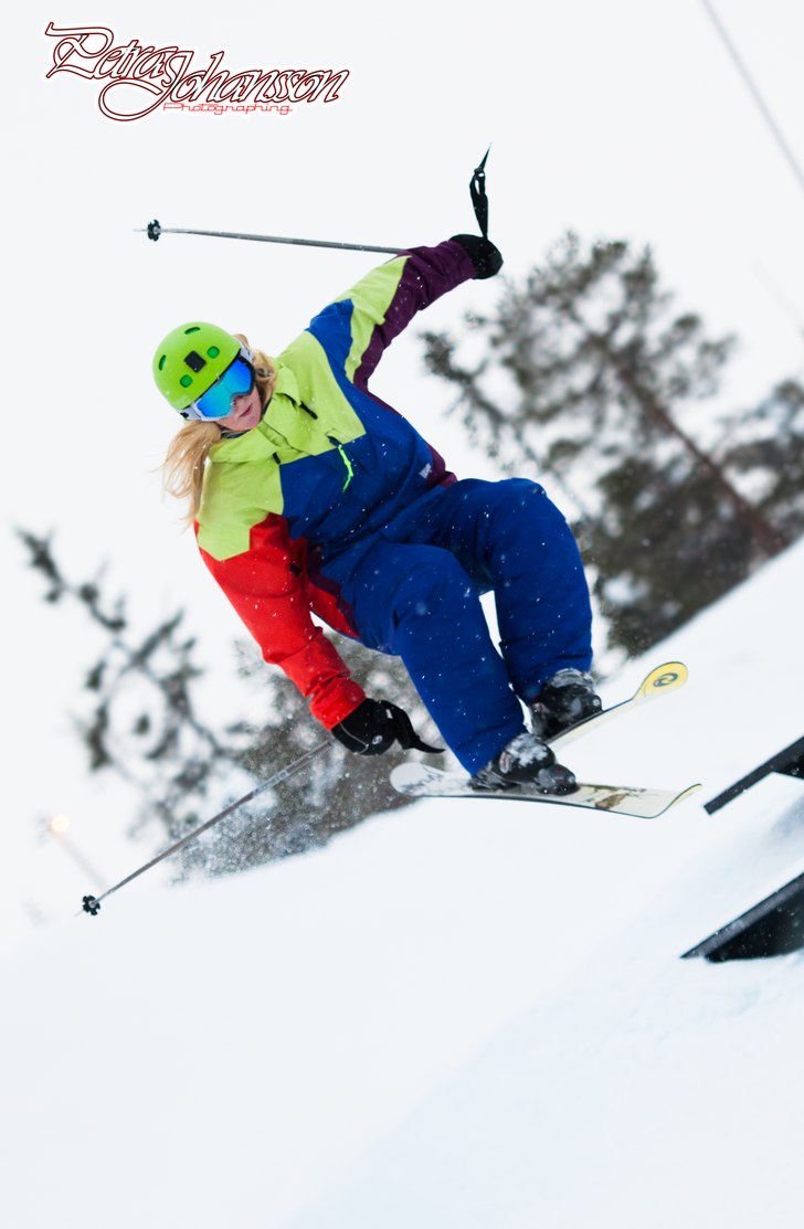 Första gången med snowboard/skidor framför lins. Foto: Petra Eleonor Johnsson. Åkare: Julia Carla Looström.