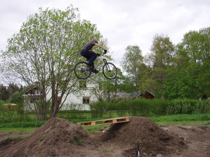 hoppar... Foto: Joel Westlund. Åkare: Joar Lundberg.