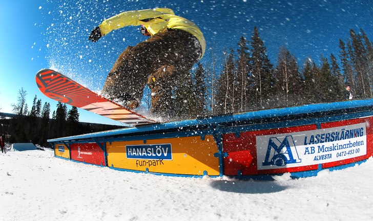 Ola drar en fet tailpress!. Foto: Adam Klingeteg. Åkare: Ola Raae.