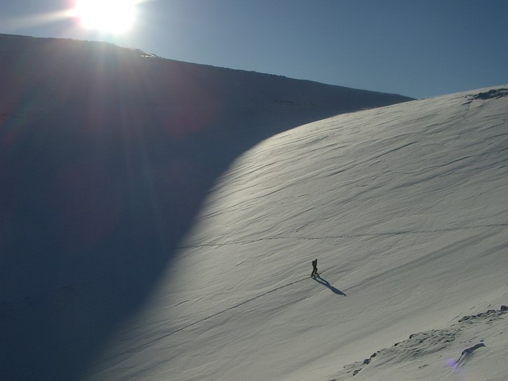 Toptur på vassitjåkka - Riksgränsen. Foto: Per Mobacke. Åkare: David Bergman.