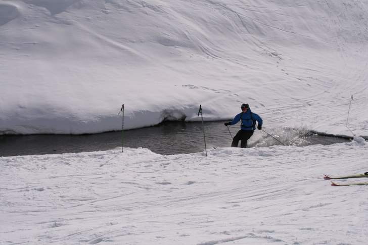 Här drar jag den korta vägen över vattnet. Lyck. Foto: Jonas Wannelöf. Åkare: Anders Olofsson.