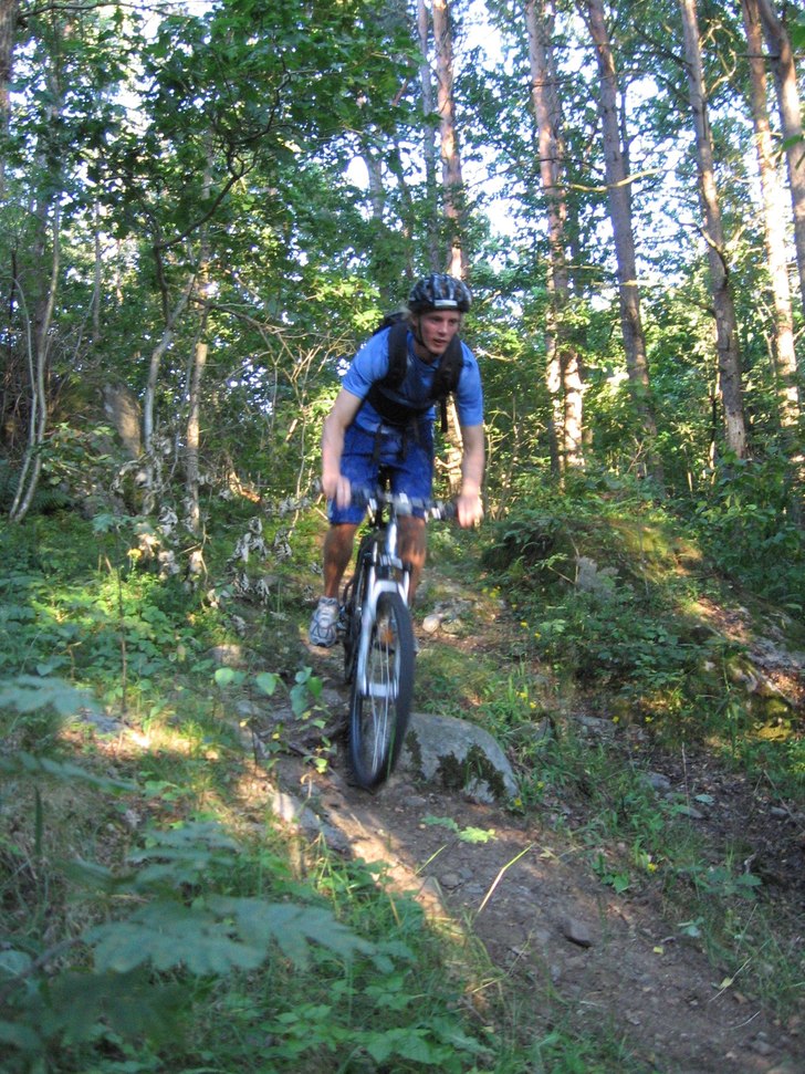 skogcykling. Foto: Tobias Olsson. Åkare: Ville Berg-Malmborg.