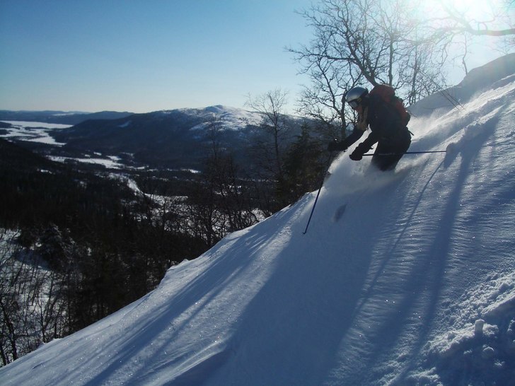 Isa får ett orört åk i Konsumravinen.. Foto: Magnus Johansson. Åkare: Isabelle Baumann.