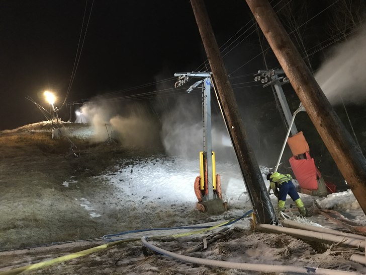 Siste finish med snølegging av hovedbakken!
Vi å.