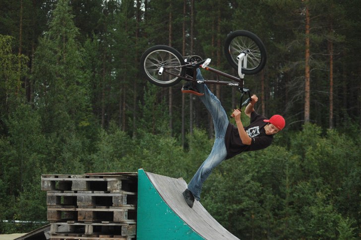 Downside Footplant ;P. Foto: Robin Pikkarainen. Åkare: Joakim Nilsson (jag).