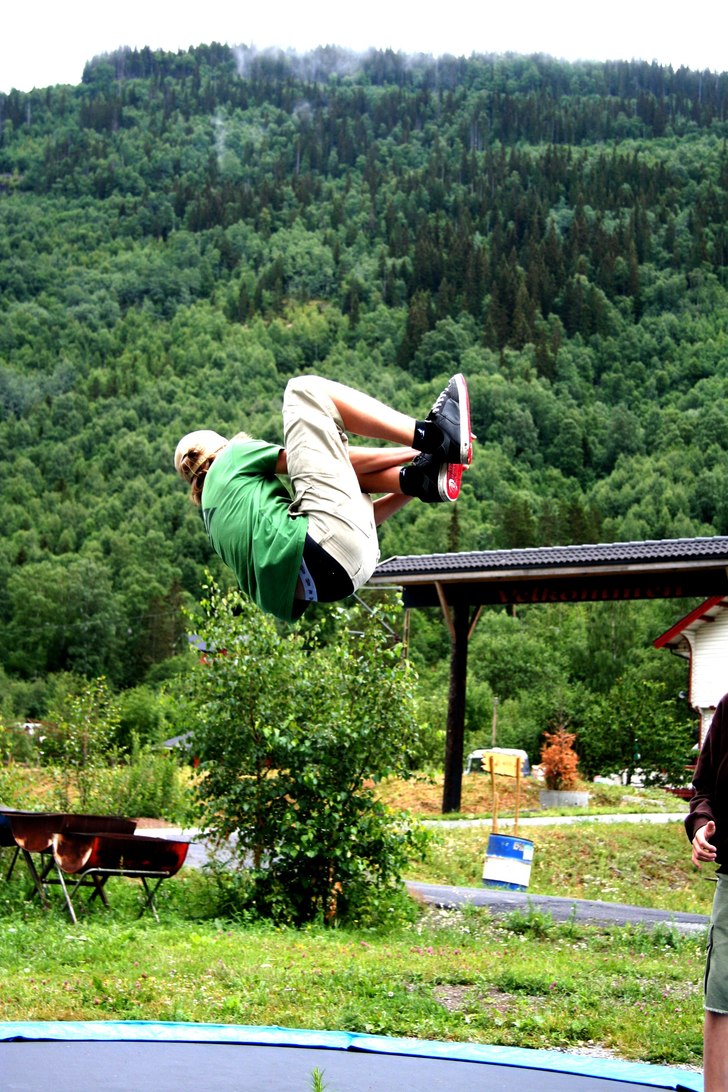 Hoppade lite på nergrävda mattor på väg till f. Foto: Olof lundberg. Åkare: Joar Lundberg.