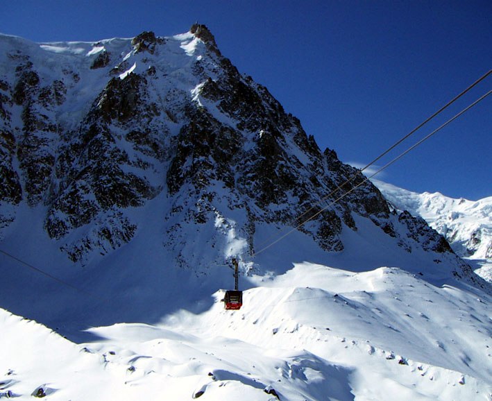 Kabinen på väg upp mot Aiguille du Midi.. Foto: Mattias Johansson.
