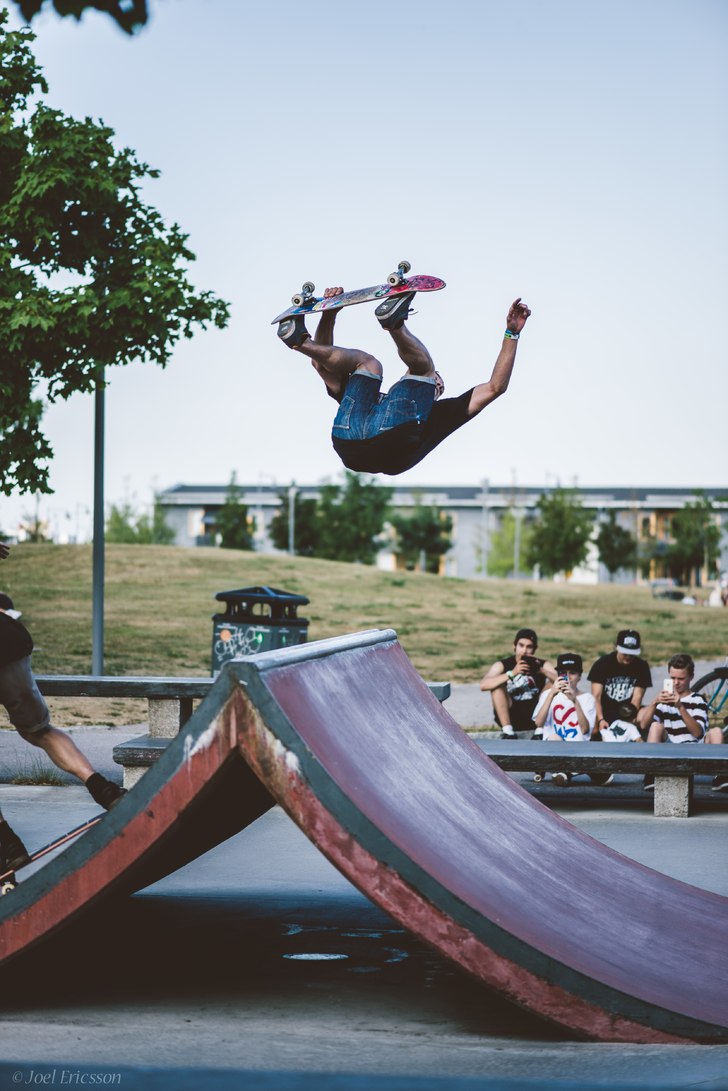 Rickard Nilsson gör en fet backflip i Plazan och . Foto: Joel Ericsson. Åkare: Rickard Nilsson.