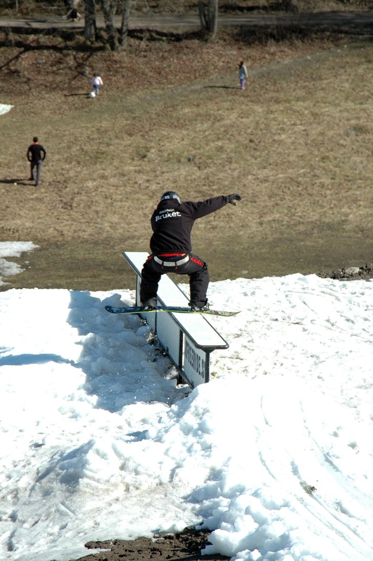Bs boardslide på boxen i bruket. Sista åken i br. Foto: Henrik Samuelsson. Åkare: Andreas Höjvall.