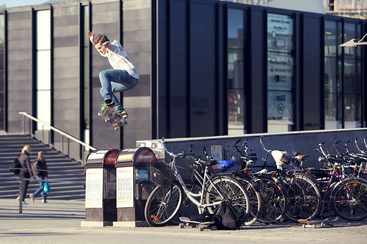 Daniel droppar ner för en mur vid Uppsala central. Foto: Jonathan Birkemyr. Åkare: Daniel Bergman.