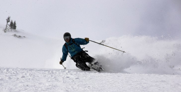 Olle drar några svängar i baklandet. Foto: Rikard Wennberg. Åkare: Olle Kvick.