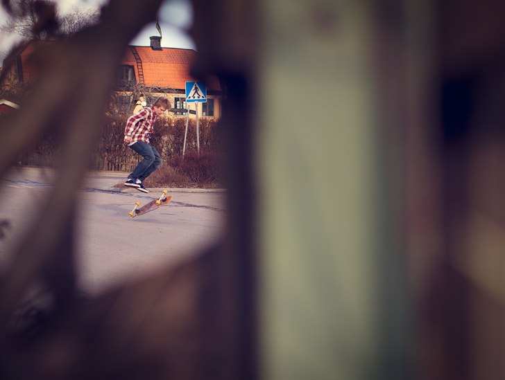 Bror min gör en kickflip med loadeds senaste, bha. Foto: William Muskus. Åkare: Alexander Muskus.