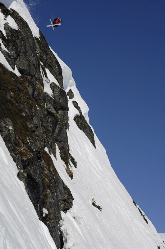Basti droppar stora klippan i Östra och passar p�. Foto: Mattias Fredriksson. Åkare: Sebastian Garhammer.