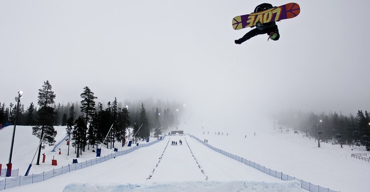 Ludde sprider kärlek i dimman och flatljus när h. Foto: Christofer Thelin. Åkare: Ludvig Leijkner.