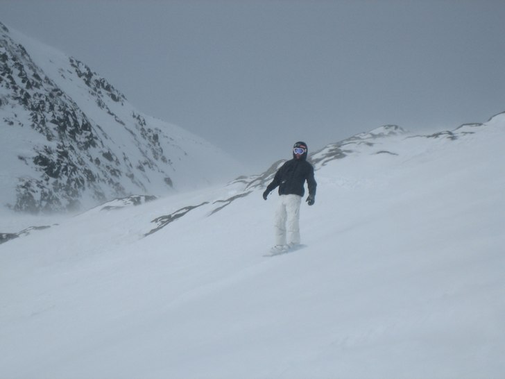 Klättrat upp på sidan av fjället för att få k. Foto: Hannes. Åkare: Anton Karlsson.