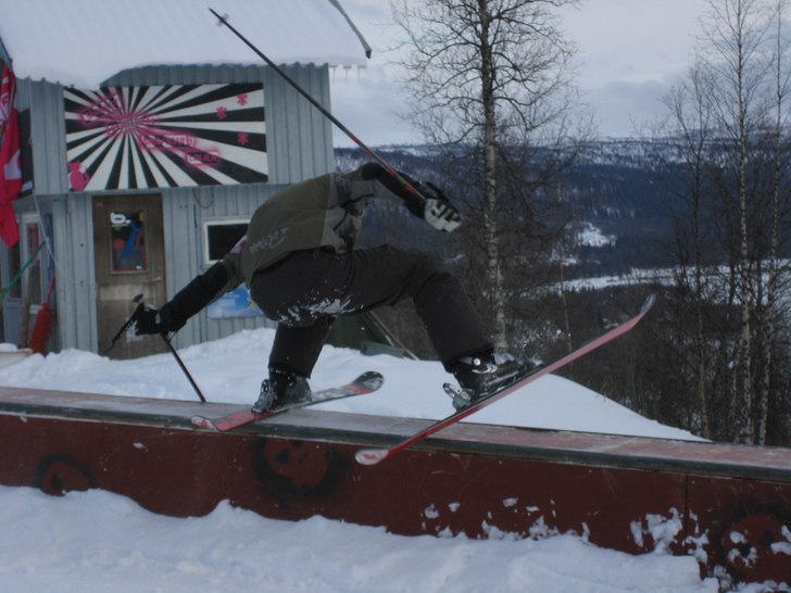 Ragnarsson visar skillsen på boxrailen :P ... . Foto: Charles Tatter. Åkare: Alx Ragnarsson.