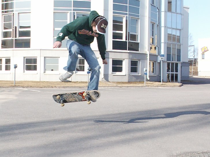 Sebban är nöjd och gör en doubble kick flip. Foto: Linus Nyström. Åkare: Sebastian Fredriksson.