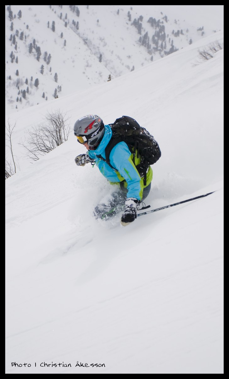 Mia (fru Åkesson) lägger en sväng några meter . Foto: Christian Åkesson. Åkare: Maria Jönsson.