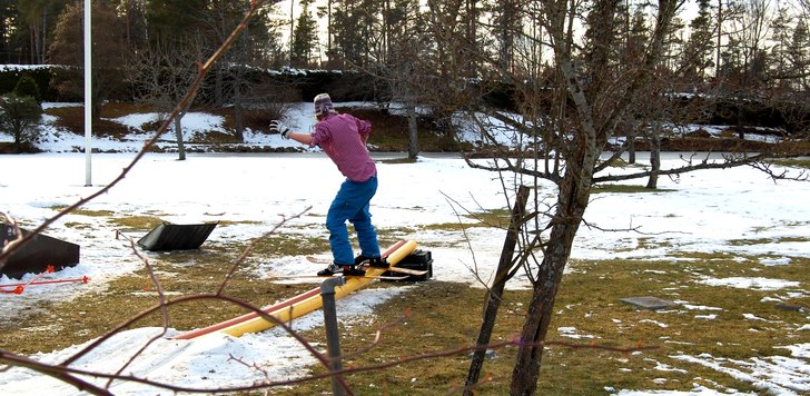 railar i skjorta. . . under ett litet railsesh hem. Foto: sakarias majander. Åkare: mattias "klanten" ahlgren.