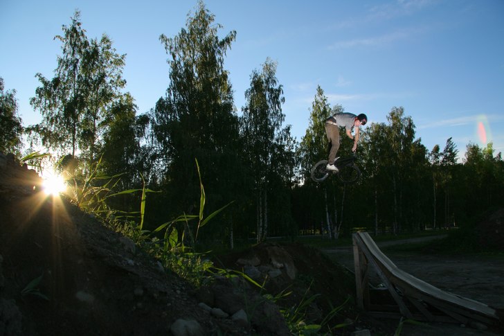 360 X-up  i väldigt blåsigt väder och tidig sol. Foto: Anton Östlund. Åkare: Emil Gybo.
