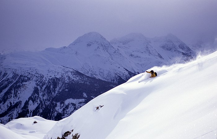 Storm på väg in ifrån söder gav ett snyggt lju. Foto: Martin Söderqvist. Åkare: Kristoffer Frenkel.